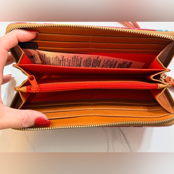 Dooney & Bourke Disney Parks Holiday 2023 Wristlet Wallet — Mickey & Friends - Picture 3 of 4